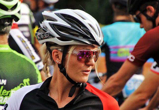 cyklistka s brýlemi