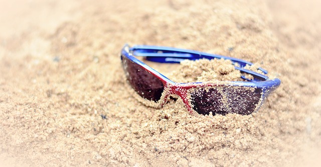 sluneční brýle obalené pískem