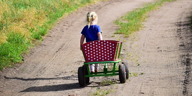 holčička s ručním vozíkem